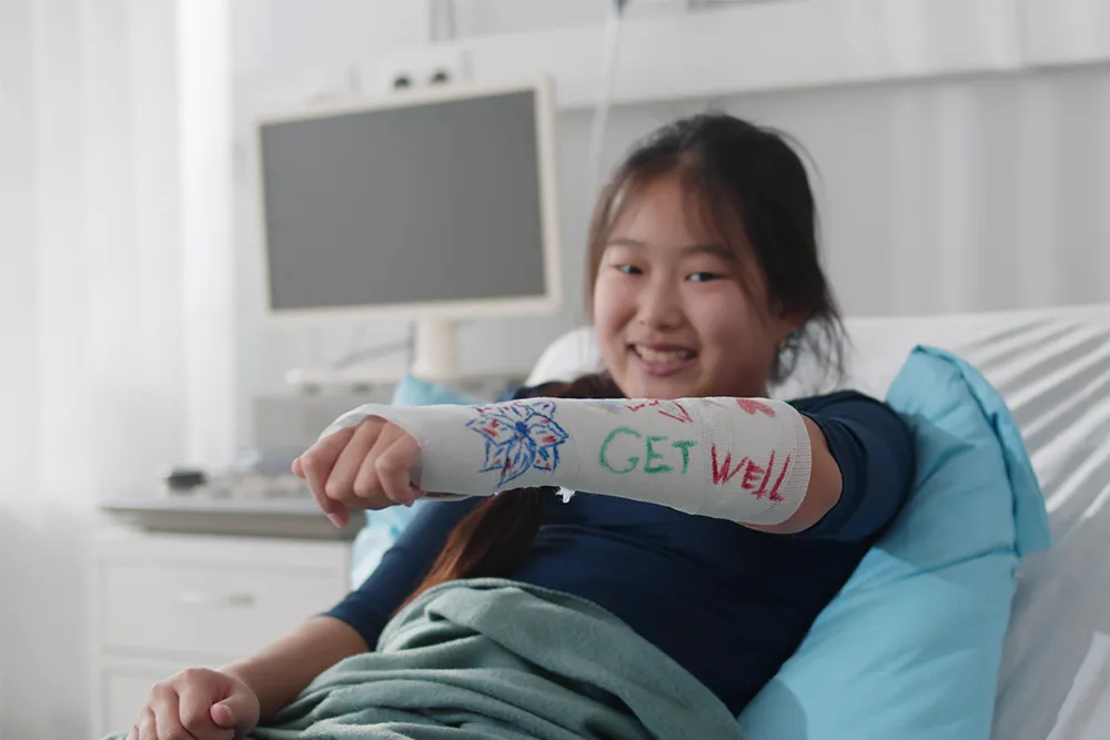 child recovering from arm fracture